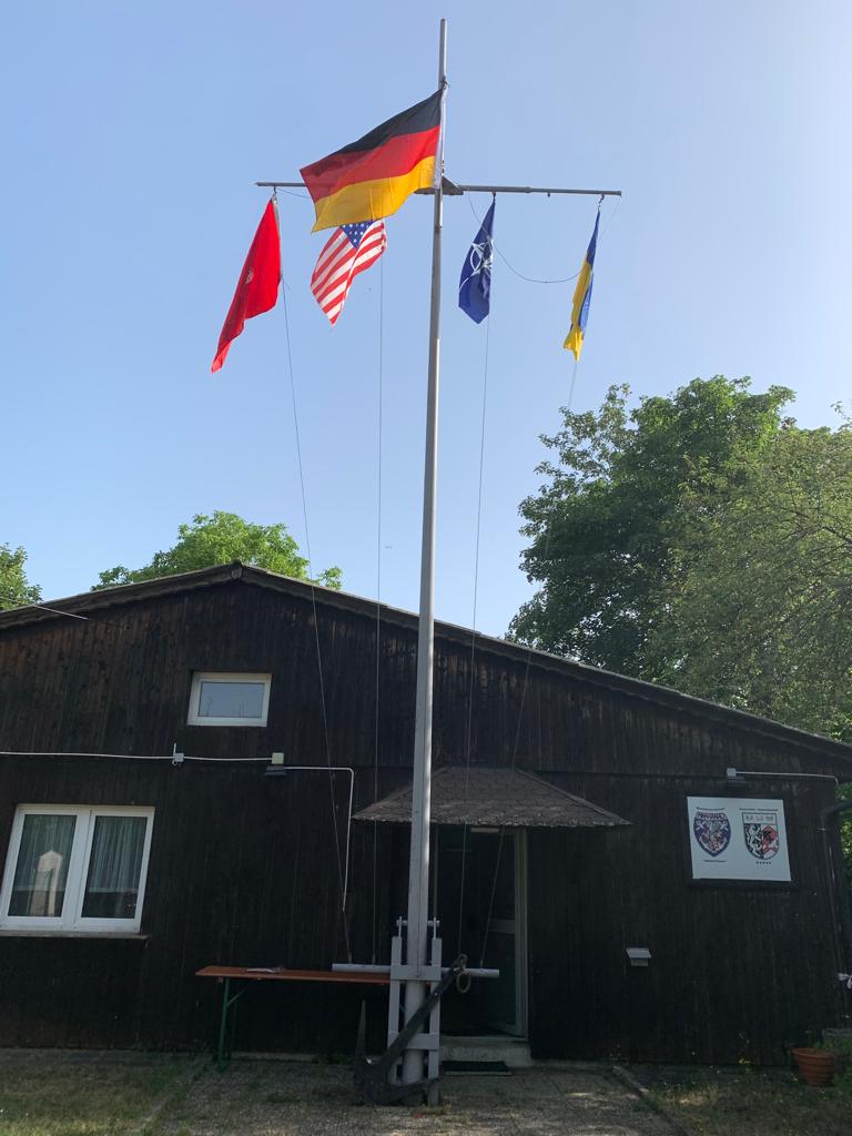 AL Fahnenmast mit Fahnen