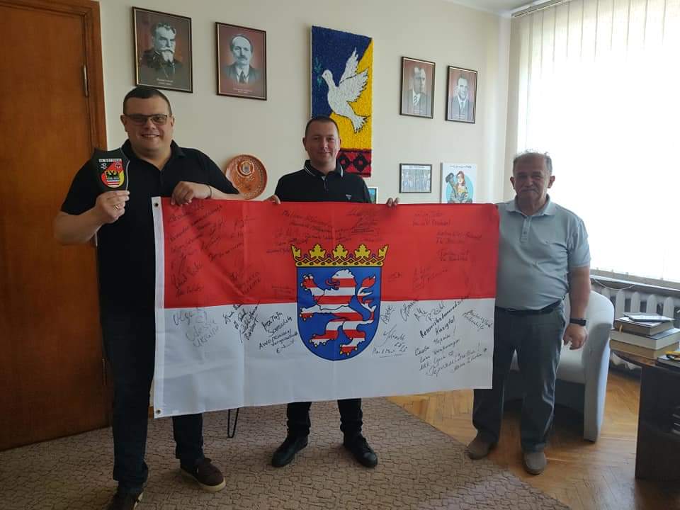 MKK Gastgeschenk Fahne beim Brgermeister nikolaiev